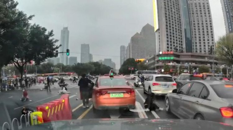 Duh! Mobil di China Tabraki Pejalan Kaki, 5 Orang Tewas