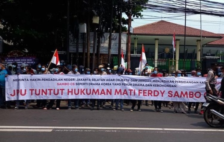 Puluhan Pemuda Demo di PN Jaksel, Minta Jaksa Tuntut Berat Sambo