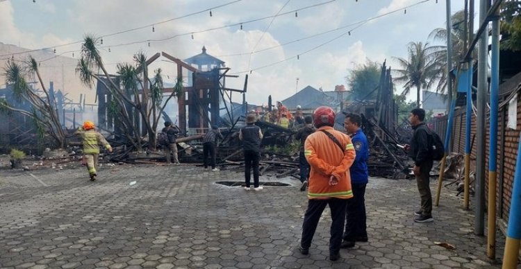 Rumah Makan Ampera di Jalan Soekarno-Hatta Kota Bandung Hangus Dilalap Si Jago Merah