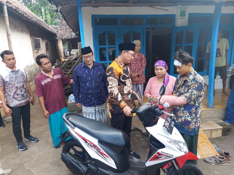 Empati Korban Begal, Ketua DPRD Kabupaten Pasuruan Beri Kejutan Hadiah Sepeda Motor