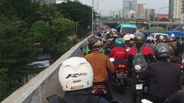 Tol Dalam Kota Jakarta Alami Kemacetan, Kepadatan Lalin Terpantau dari Arah Cawang-MT Haryono