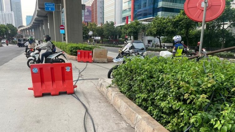 Awas! Kabel Listrik di Jalan Rasuna Said Kuningan Menjuntai di Jalanan, Pengendara Diimbau Hati-hati