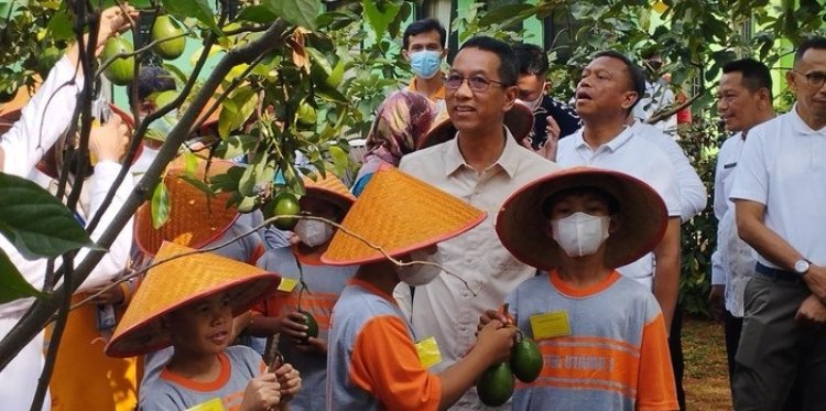Pj Gubernur DKI Bersama Anak Panti Kunjungi Wisata Agro Edukasi di Ragunan Jaksel