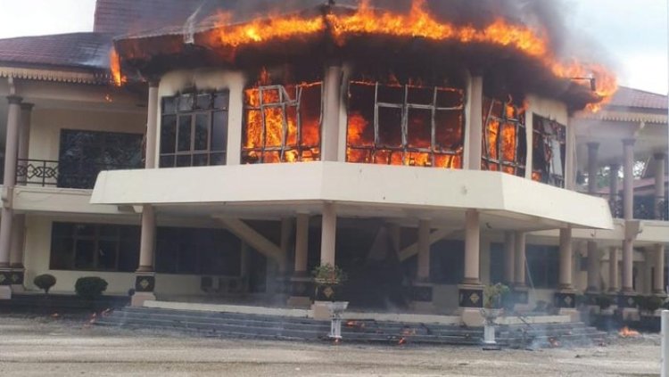 Kantor DPRD Indragiri Hulu di Riau Kebakaran, Api Membara di Bangunan Utama