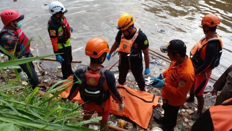 Bocah yang Tenggelam di Sungai Ciliwung Berhasil Ditemukan Tim SAR