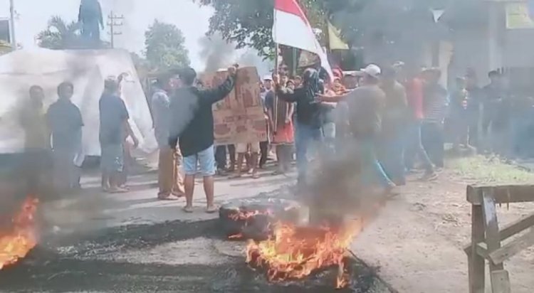 Tuntut Hak Pengelolaan Tambang Batu Gamping, Ratusan Warga Pengrajin Tomangan, Blokade Jalan Raya Kasiyan-Puger