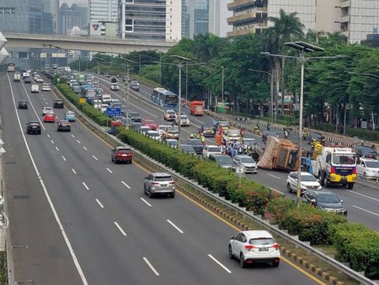 Tol Dalam Kota Jakarta arah Cawang Macet Parah Akibat Truk Kecelakaan Beruntun Belum Dievakuasi