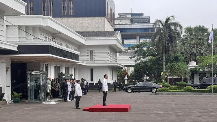 Jokowi Disambut Menhan Prabowo Subianto Saat Hadiri Rapim Kemhan 2023