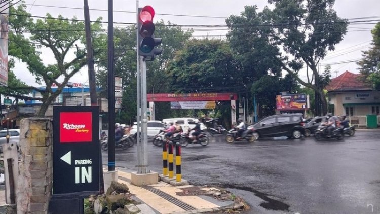Traffic Light Asal-asalan Kota Malang Halangi Guiding Block untuk Tunanetra