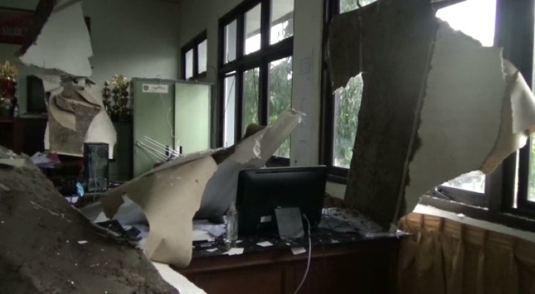 Hujan Angin Bercampur Es Terjang Ngawi, Kantor Sekdakab Rusak Puluhan Pohon Tumbang