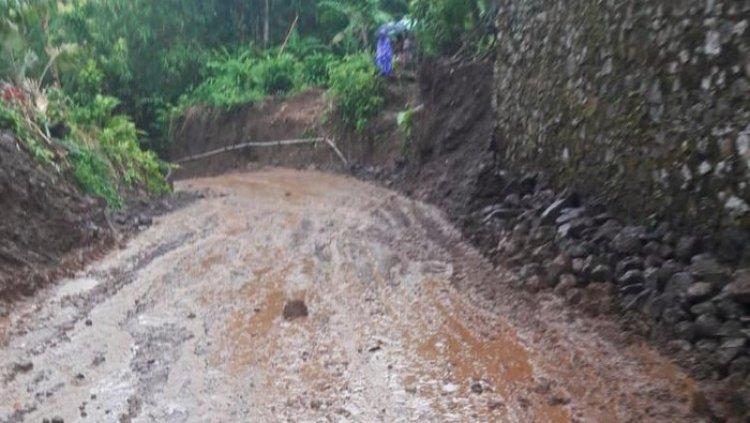 Sejumlah Jalan di Wilayah Karangasem Bali Tertutup Lumpur dan Longsor Usai Hujan Seharian