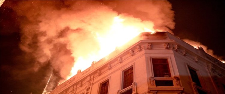 Bangunan Bersejarah Peru terbakar Usai Demo Anti-pemerintah