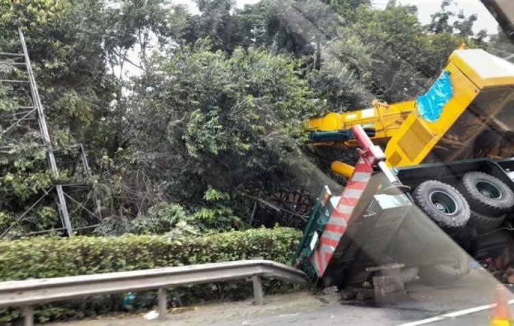Crane Terguling di Tol Jakarta-Tangerang, Lalu Lintas Sempat Tersendat