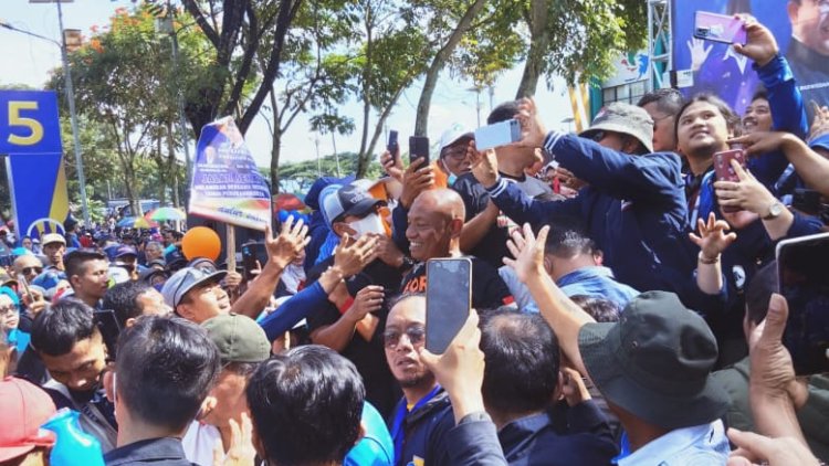 Makna Kaos Anies saat Jalan Sehat di Bandung: ‘Saya yang Jalan-jalan Kenapa Anda yang Takut’