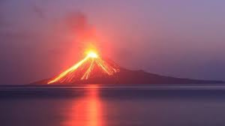 Gunung Anak Krakatau Erupsi, Luncurkan Abu Vulkanik Hingga 3.157 M