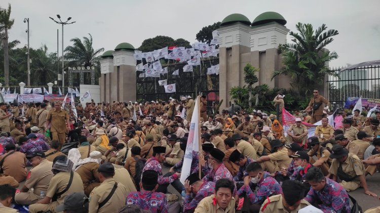 Jalan Gatot Subroto Macet Parah Imbas Demo Persatuan Perangkat Desa Indonesia di Depan Gedung DPR