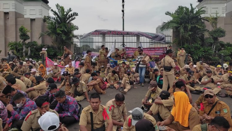 Persatuan Perangkat Desa Indonesia Gelar Demo di Kawasan Gedung DPR, 1.713 Personel Diturunkan