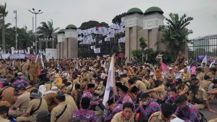 Tuntutan Perangkat Desa Se-Indonesia, Demo Sesaki Depan DPR