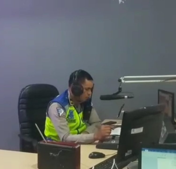 Personil Sat Lantas Polresta Deli Serdang Imbau Warga Taat Berlalu Lintas Lewat Saluran Radio
