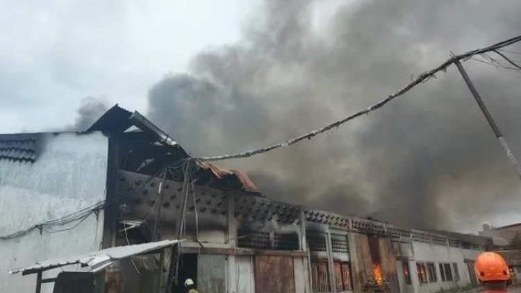 Gudang di Cengkareng Jakbar Kebakaran, 15 Unut Damkar Dikerahkan