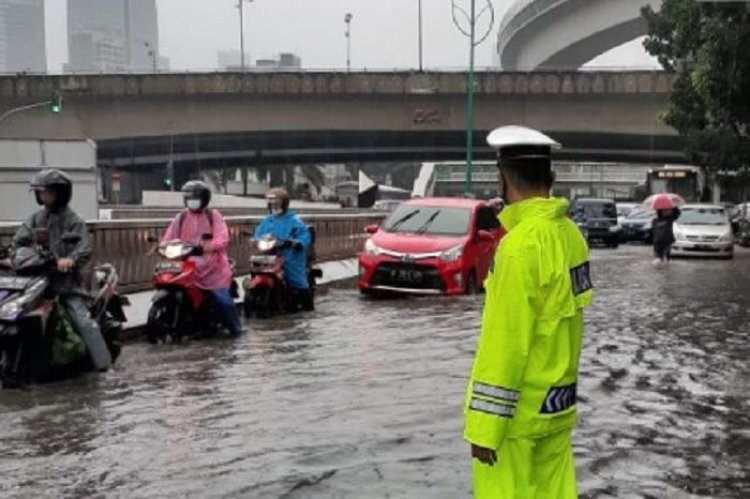 Sejumlah Wilayah DKI Diguyur Hujan Pagi Ini, Beberapa Ruas Jalan di Jakut Tergenang Air Setinggi 15 cm
