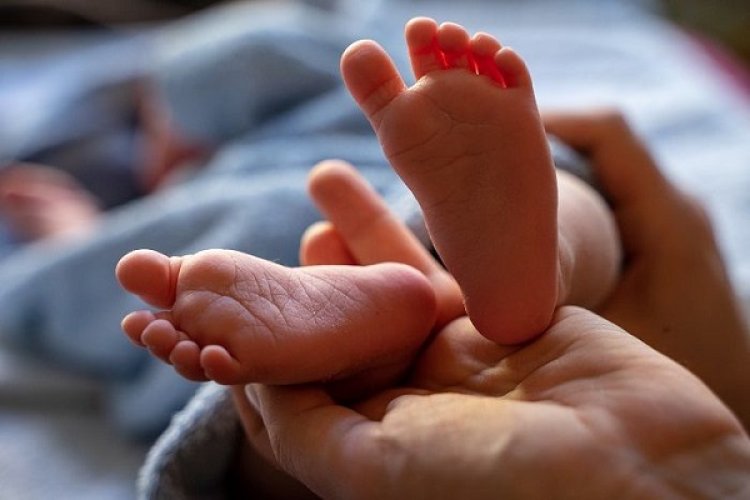 Viral di Medsos Bayi Kerokan, Dokter Ungkap Bahayanya