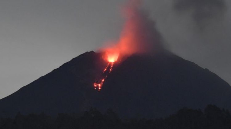 Gunung Semeru Kembali Muntahkan Lava Pijar Sejauh 800 Meter