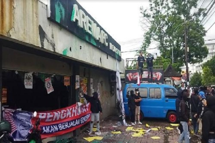 Demo Usut Tuntas Tragedi Kanjuruhan Ricuh, Massa Rusak Kantor hingga Toko Arema FC!