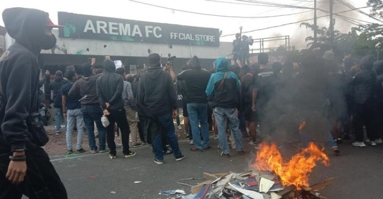 107 Orang Diamankan Polisi Usai Demo Ricuh di Kantor Arema FC