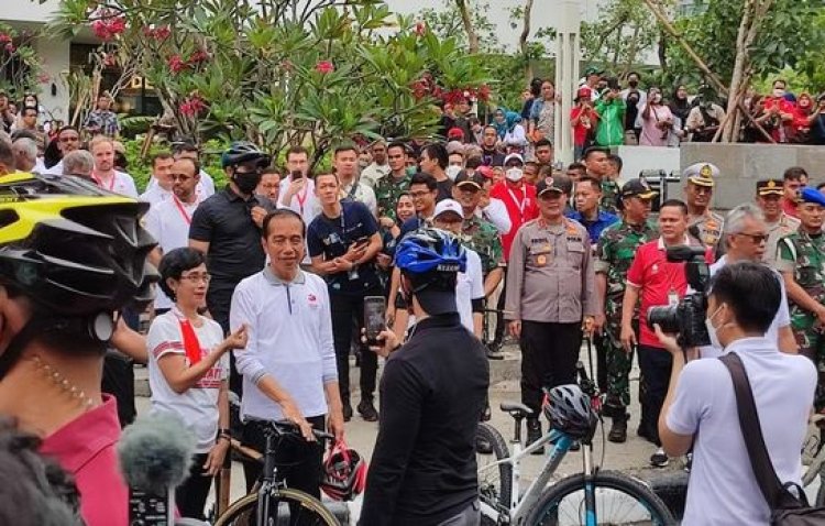 Gowes di CFD, Emak-emak Heboh Minta Selfie dengan Jokowi