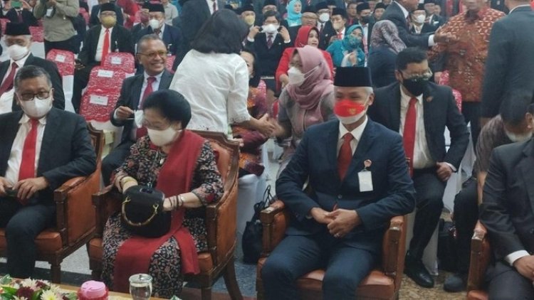Ganjar Pranowo Menghadiri Pelantikan Wali Kota Semarang Duduk di Sebelah Kanan Megawati