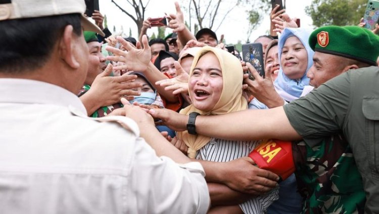 Momen Bu-ibu Medan Kecup Pipi Prabowo Saat Kunjungannya ke Masyarakat