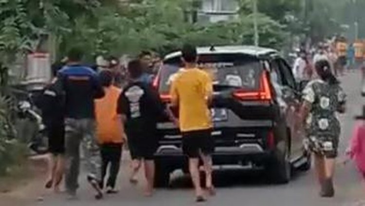 Heboh! Pengendara Mobil Sebar Uang di Jalanan Kesamben Jombang, Ini Identitasnya