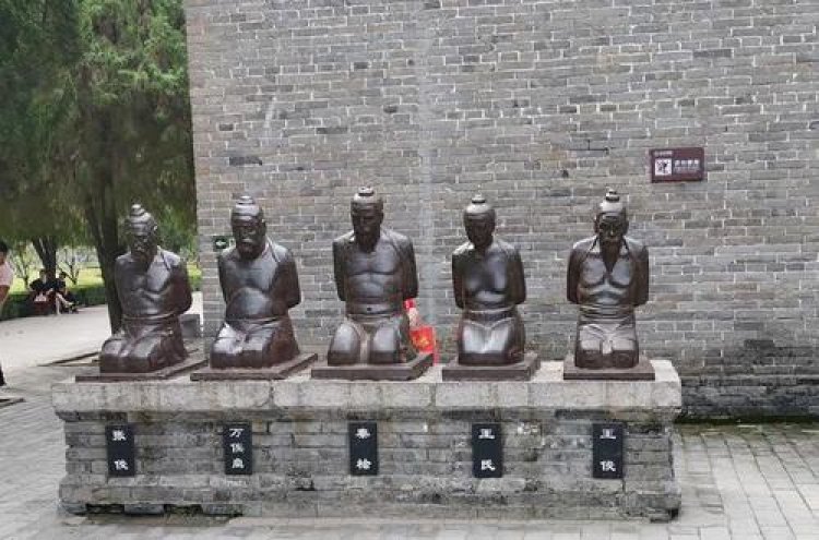 Geger! Seorang Turis Hendak Menghancurkan Patung Qin Hui di Kuil Taihao Mausoleum Yuezhongwu dengan Gagang Besi