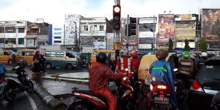 Wilayah Jakarta Diguyur Hujan Pagi Ini, Kendaraan Sudah Mulai Alami Kemacetan di Sejumlah Titik
