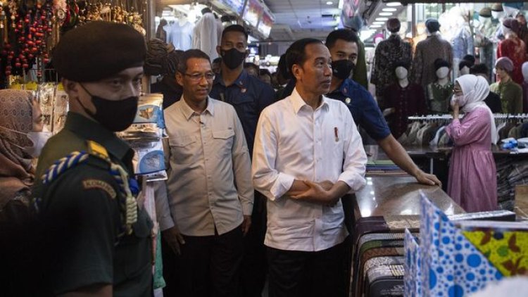 Blusukan di Pasar Baturiti, Jokowi Bagikan Bingkisan hingga Uang