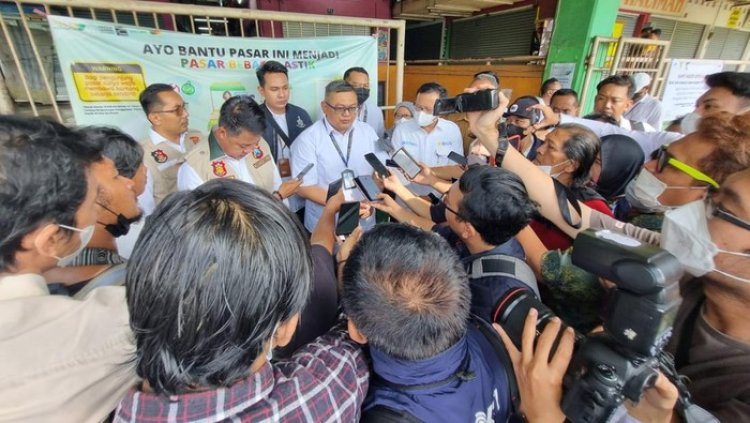 Pengawas Persaingan Usaha KPPU Surabaya Mengobservasi Pasar Penjualan Minyak Goreng Langka