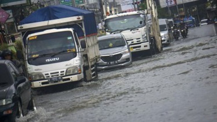 2 Ruas Jalan di Jakarta Barat Tergenang Banjir pada Jumat Siang