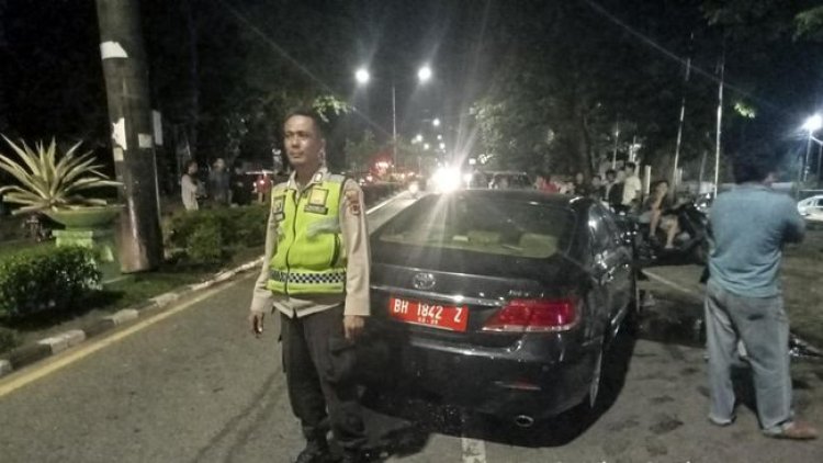 Duh! Mobil Dinas DPRD Jambi Disopiri Anak SMA Tabrak Tiang, Ngangkut Penumpang Telanjang