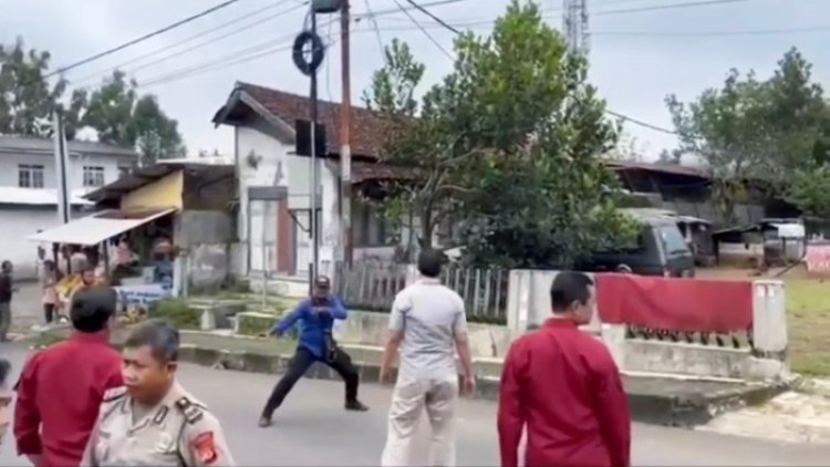 Viral! Pria Bak Pendekar Silat Tantang Polisi Berkelahi di Jakar