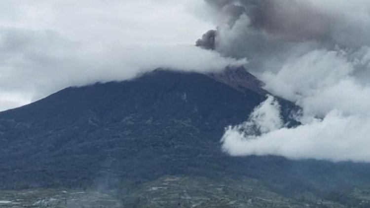 Gunung Kerinci Alami Erupsi, Abu Vulkanik Meluas ke Sejumlah Desa