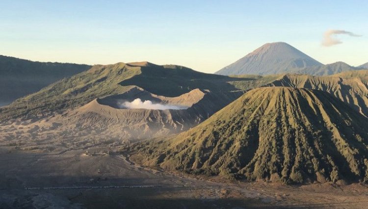 Aktivitas Vulkanik Gunung Bromo Meningkat, Muncul Sinar Api dan Bau Belerang
