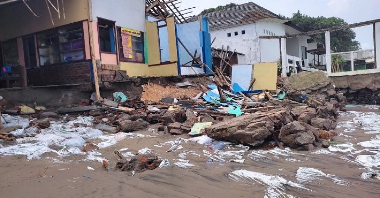 Sejumlah Warung Porak Poranda Usai Banjir Rob Terjang Pesisir Citepus Palabuhanratu