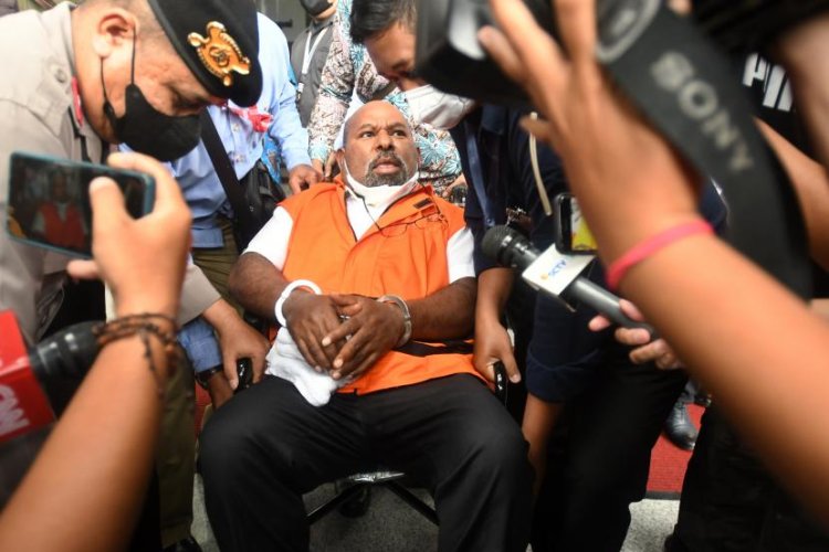 KPK Geledah Kantor PU Papua Buntut Kasus Lukas Enembe