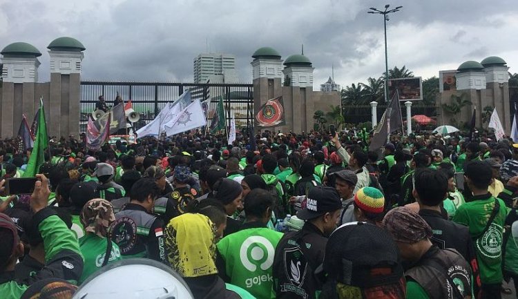 Tolak Kebijakan Jalan Berbayar, Ratusan Ojol Gelar Demo di Depan Balai Kota Jakarta