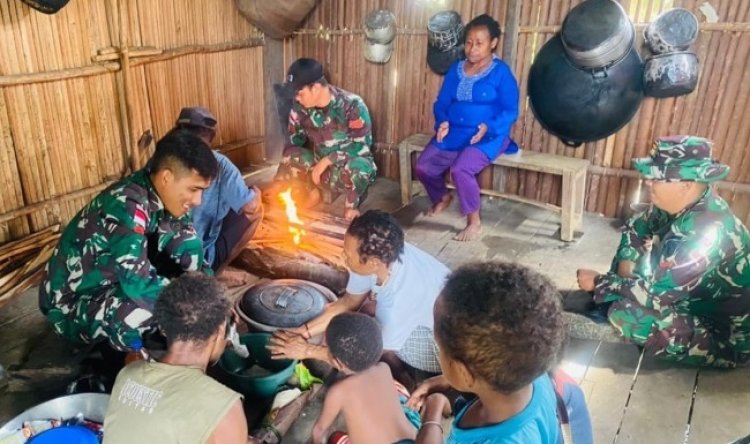 TNI Lakukan Masak dan Makan Bersama di Kampung Yuruf