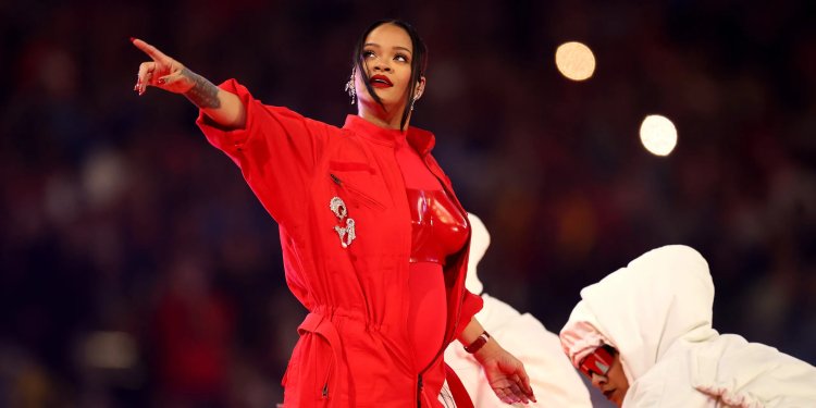 Fan Menduga Rihanna Hamil saat Tampil di Super Bowl Halftime Show 2023