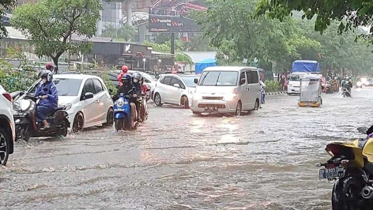 Seluruh Wilayah di Makassar Dikepung Banjir, Pemotor Memaksa Masuk ke Jalur Tol