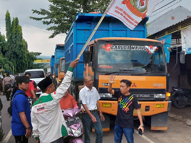 Aktivis Sweeping Dump Truck Tambang di Kabupaten Pasuruan