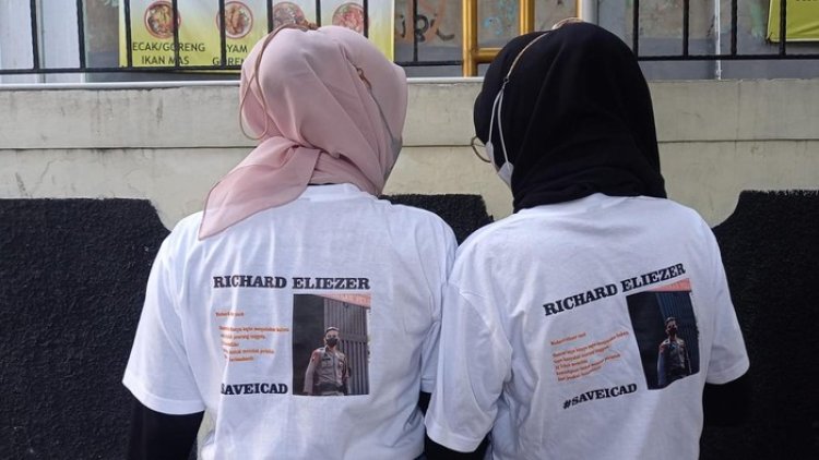Sejumlah Pendukung Bharada Eliezer Datangi PN Jaksel Kenakan Baju #Save Icad Untuk Beri Dukungan Jelang Vonis